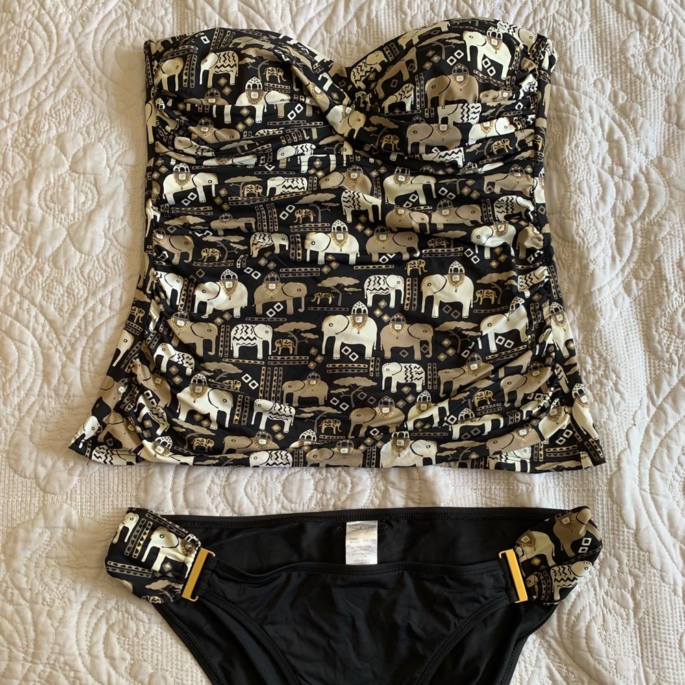 Strapless bathing suit with matching bottoms